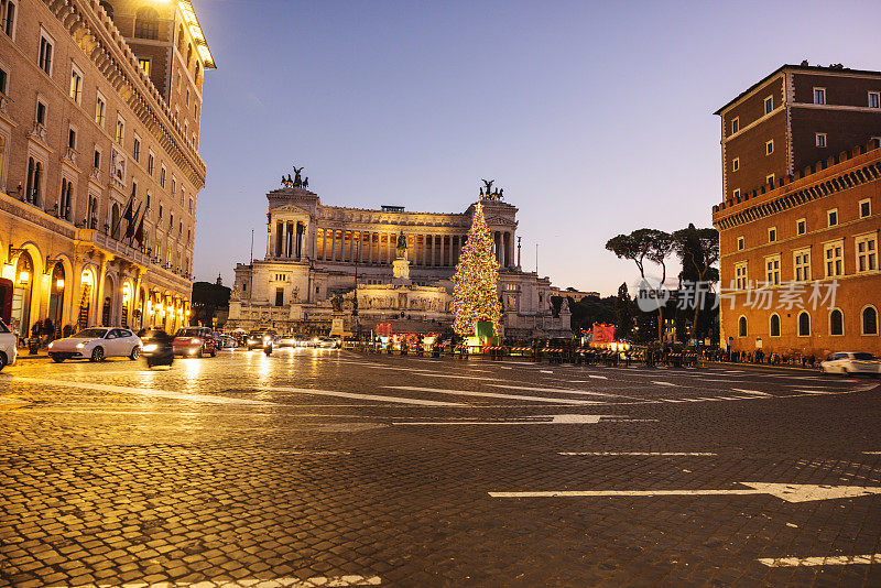 罗马Altare della Patria纪念碑和圣诞树2021年